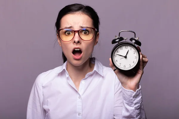 Chica Una Camisa Blanca Gafas Sostiene Reloj Despertador Mano — Foto de Stock