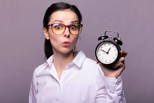 Chica Una Camisa Blanca Gafas Sostiene Reloj Despertador Mano — Foto de Stock