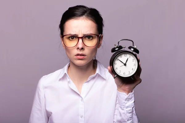 Chica Una Camisa Blanca Gafas Sostiene Reloj Despertador Mano — Foto de Stock