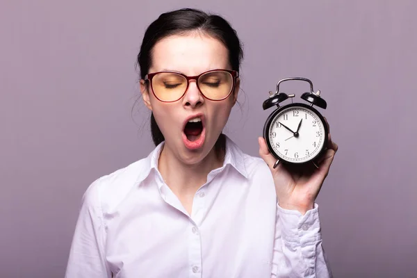 Menina Uma Camisa Branca Óculos Detém Despertador Mão — Fotografia de Stock