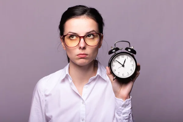 Chica Una Camisa Blanca Gafas Sostiene Reloj Despertador Mano — Foto de Stock