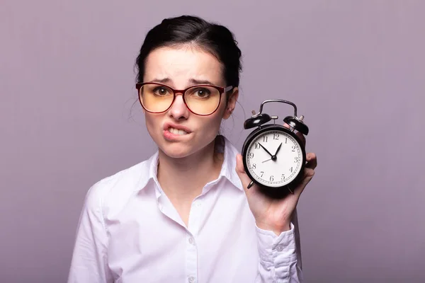 Chica Una Camisa Blanca Gafas Sostiene Reloj Despertador Mano — Foto de Stock