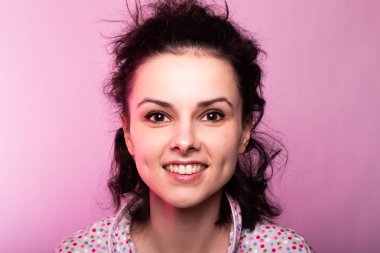 pijama güzel kıvırcık kız, pembe arka plan