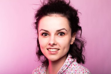 pijama güzel kıvırcık kız, pembe arka plan