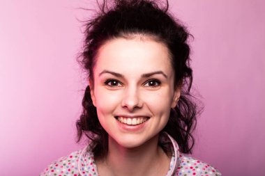 pijama güzel kıvırcık kız, pembe arka plan