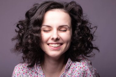 pijama güzel kıvırcık kız