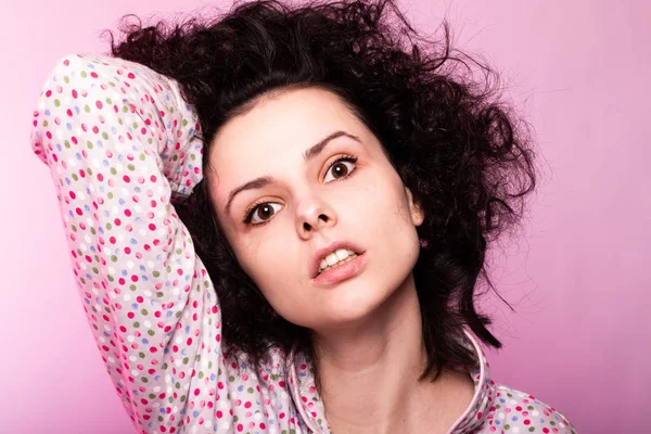 Mooie Krullend Meisje Pyjama Roze Achtergrond — Stockfoto