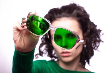 yeşil gözlük ve yeşil kazak güzel kız