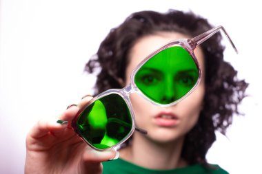 yeşil gözlük ve yeşil kazak güzel kız