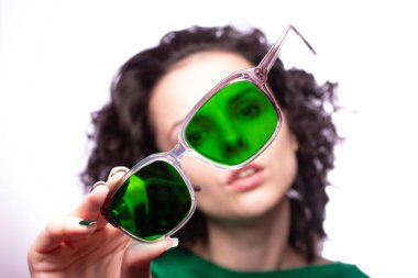 yeşil gözlük ve yeşil kazak güzel kız