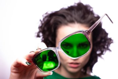 yeşil gözlük ve yeşil kazak güzel kız