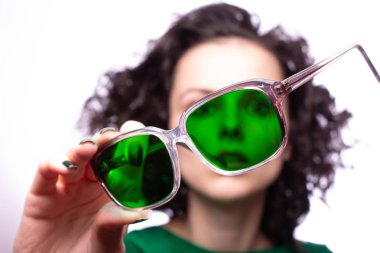 yeşil gözlük ve yeşil kazak güzel kız