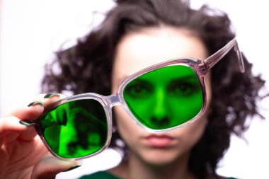 yeşil gözlük ve yeşil kazak güzel kız