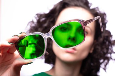 yeşil gözlük ve yeşil kazak güzel kız