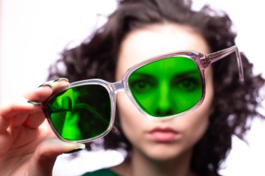 yeşil gözlük ve yeşil kazak güzel kız