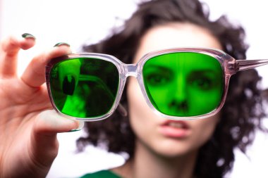 yeşil gözlük ve yeşil kazak güzel kız