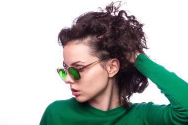 yeşil gözlük ve yeşil kazak güzel kız