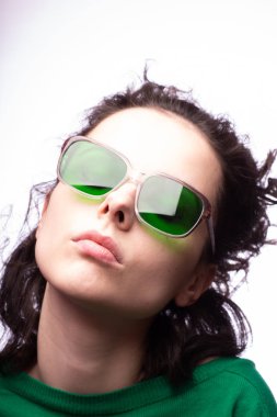 yeşil gözlük ve yeşil kazak güzel kız
