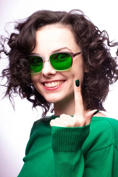Piękna Dziewczyna Zielonych Okularach Zielonym Swetrze — Zdjęcie stockowe