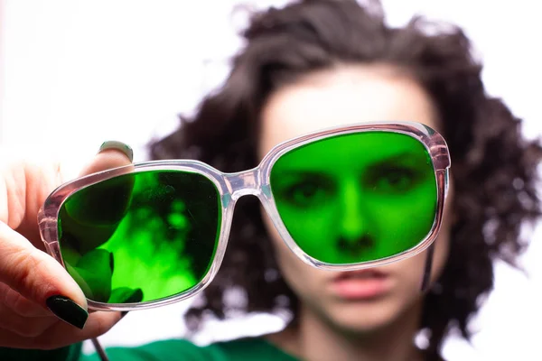 Piękna Dziewczyna Zielonych Okularach Zielonym Swetrze — Zdjęcie stockowe