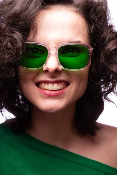 Schönes Mädchen Grüner Brille Und Grünem Pullover — Stockfoto