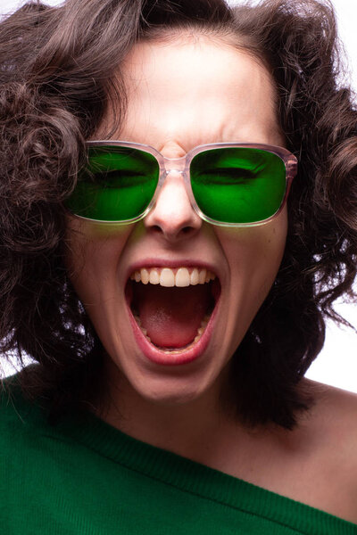 красивая девушка в зеленых очках и зеленом свитере
