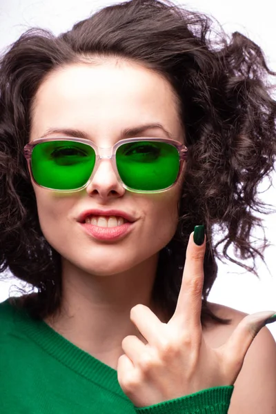 Schönes Mädchen Grüner Brille Und Grünem Pullover — Stockfoto