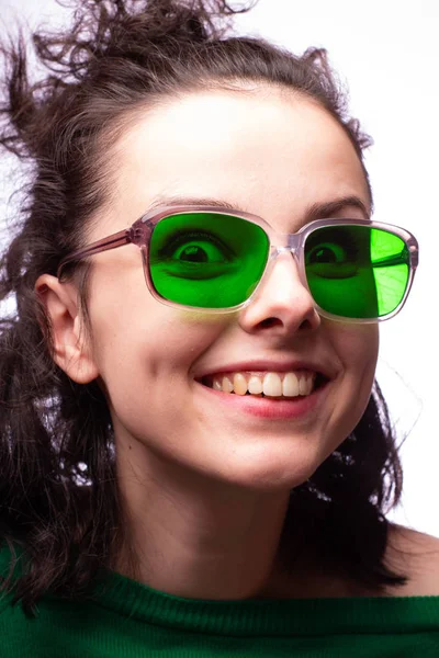 Красива Дівчина Зелених Окулярах Зеленому Светрі — стокове фото