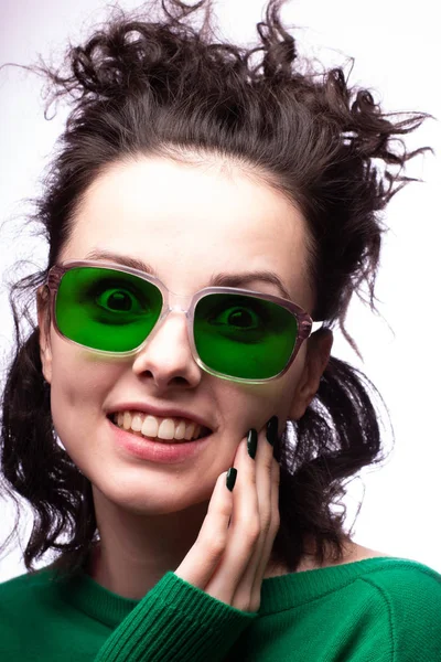 Schönes Mädchen Grüner Brille Und Grünem Pullover — Stockfoto