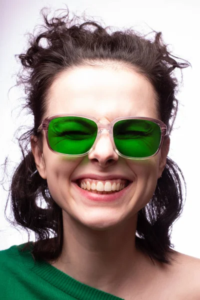 Vacker Flicka Gröna Glasögon Och Grön Tröja — Stockfoto