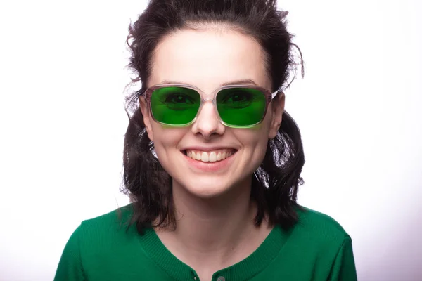 Schönes Mädchen Grüner Brille Und Grünem Pullover — Stockfoto