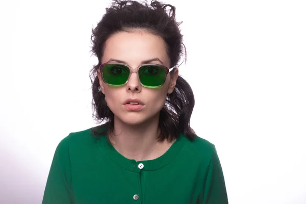 Hermosa Chica Gafas Verdes Suéter Verde — Foto de Stock