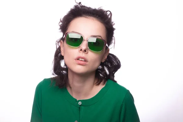 Hermosa Chica Gafas Verdes Suéter Verde —  Fotos de Stock