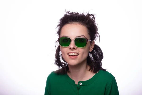 Красивая Девушка Зеленых Очках Зеленом Свитере — стоковое фото