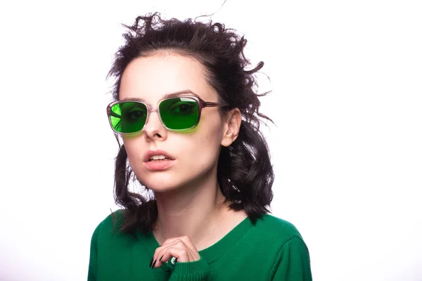 Hermosa Chica Gafas Verdes Suéter Verde — Foto de Stock