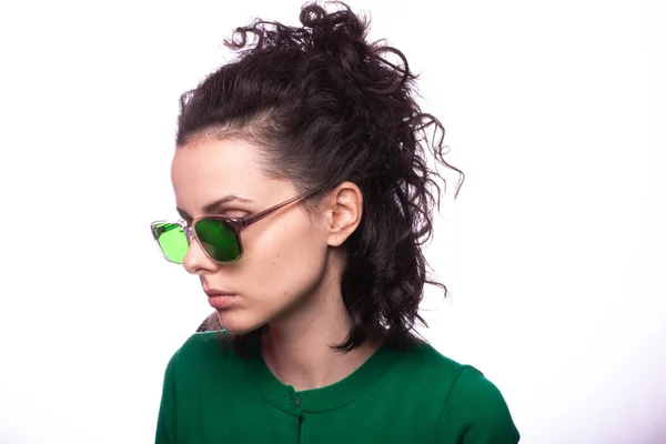 Hermosa Chica Gafas Verdes Suéter Verde —  Fotos de Stock