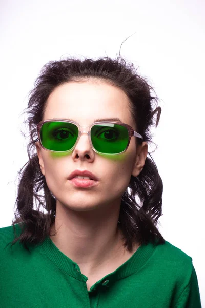 Menina Bonita Óculos Verdes Suéter Verde — Fotografia de Stock