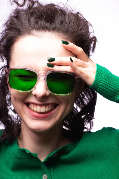 Menina Bonita Óculos Verdes Suéter Verde — Fotografia de Stock