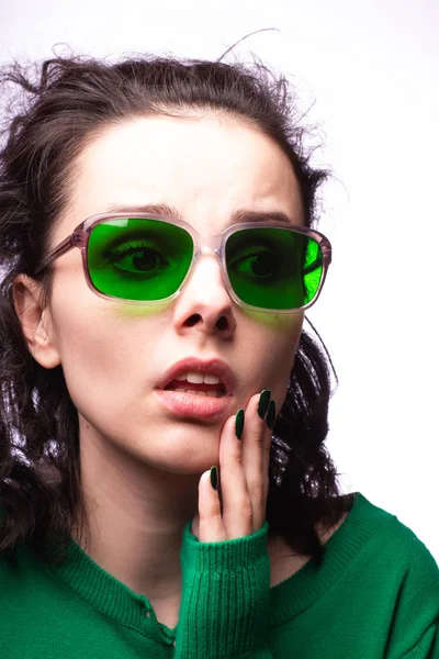 Menina Bonita Óculos Verdes Suéter Verde — Fotografia de Stock