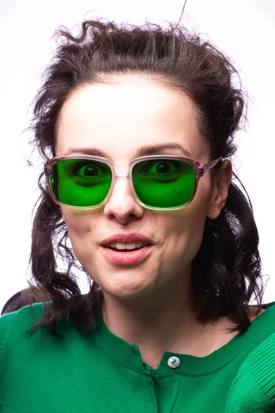 Όμορφο Κορίτσι Πράσινα Γυαλιά Και Πράσινο Πουλόβερ — Φωτογραφία Αρχείου