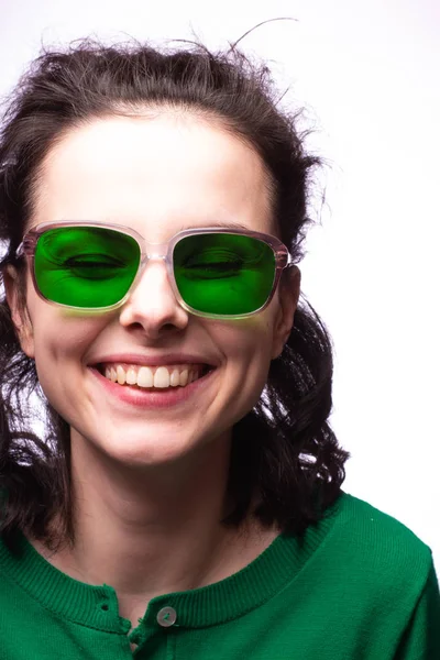 Szép Lány Zöld Szemüveg Zöld Pulóver — Stock Fotó