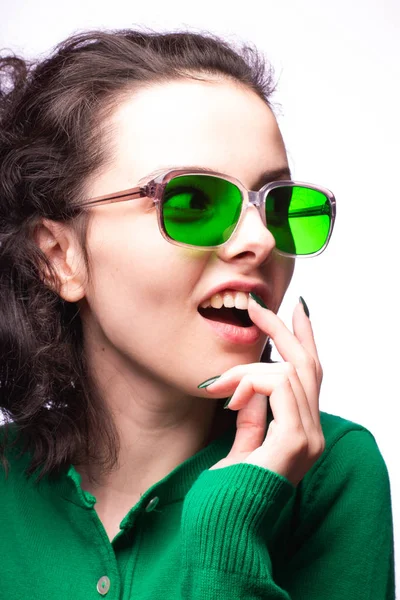Menina Bonita Óculos Verdes Suéter Verde — Fotografia de Stock