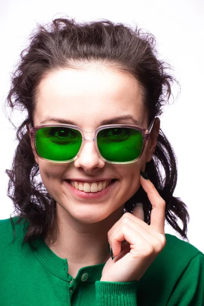 Hermosa Chica Gafas Verdes Suéter Verde — Foto de Stock