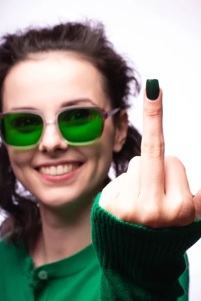 Hermosa Chica Gafas Verdes Suéter Verde —  Fotos de Stock