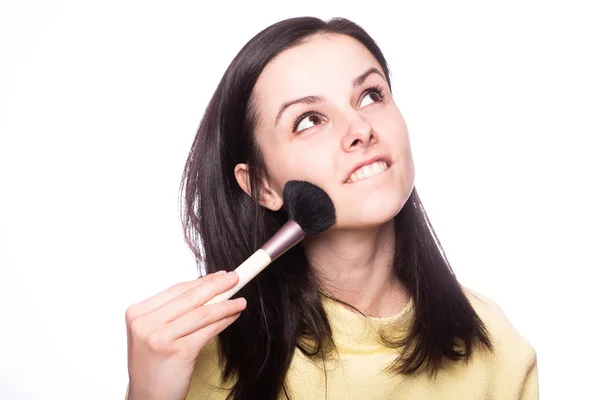 Chica Atractiva Hace Maquillaje Cepillo Maquillaje — Foto de Stock