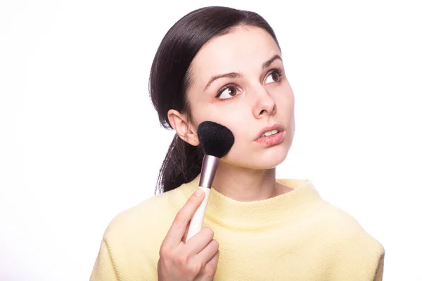 Attrayant Fille Fait Maquillage Brosse Maquillage — Photo