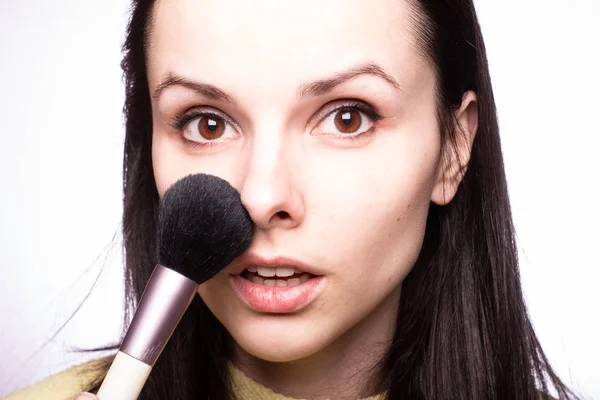 Attrayant Fille Fait Maquillage Brosse Maquillage — Photo