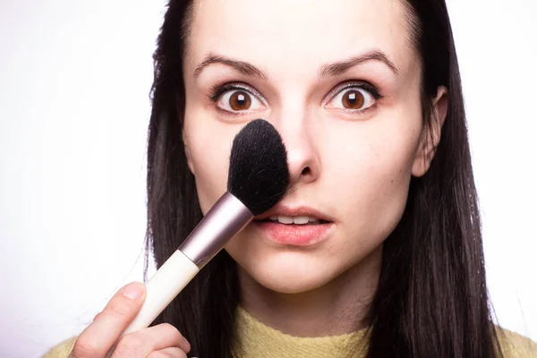 Attrayant Fille Fait Maquillage Brosse Maquillage — Photo