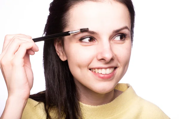 Schönes Junges Mädchen Malt Augenbrauen — Stockfoto