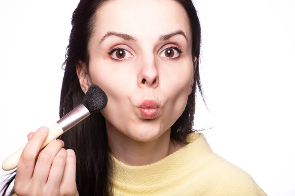 Chica Atractiva Hace Maquillaje Cepillo Maquillaje — Foto de Stock
